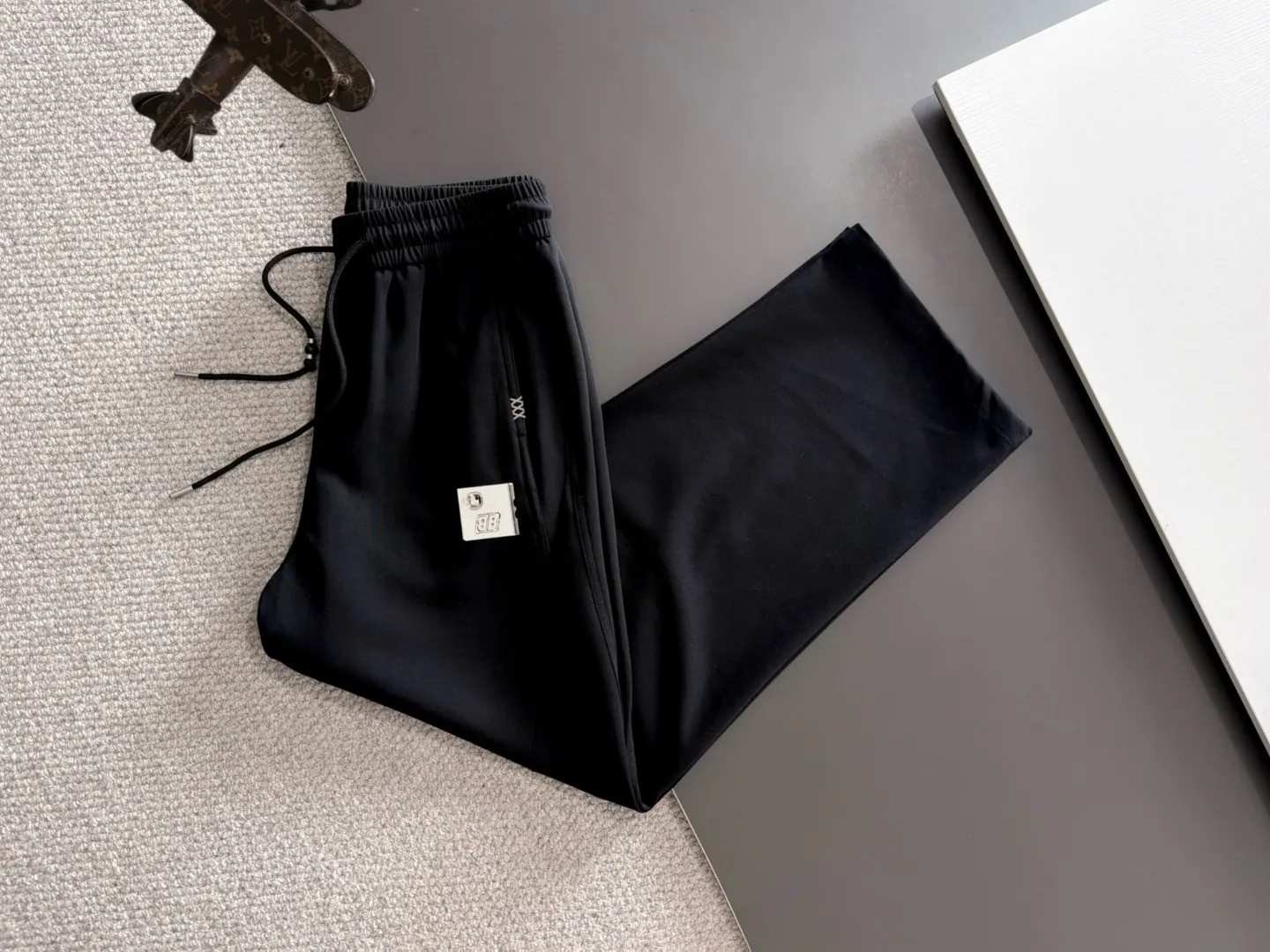 Next day shipment P195 Balenciaga High Quality 2026 Autumn and Winter New Arrival elastic band casual pants, counter-customized fabrics, Breathable, high comfort, impeccable details, brand element design concept, reflecting high quality. It feels delicate and soft! It presents a casual cut and the upper body shape is great! Sizes:S-3XL